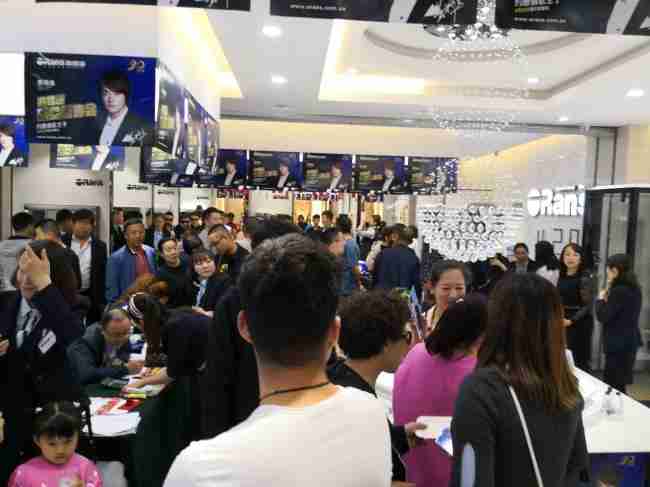 情歌王子黄格选燃爆鄂尔多斯，尊龙时凯官网20周年庆鄂尔多斯站完美收官