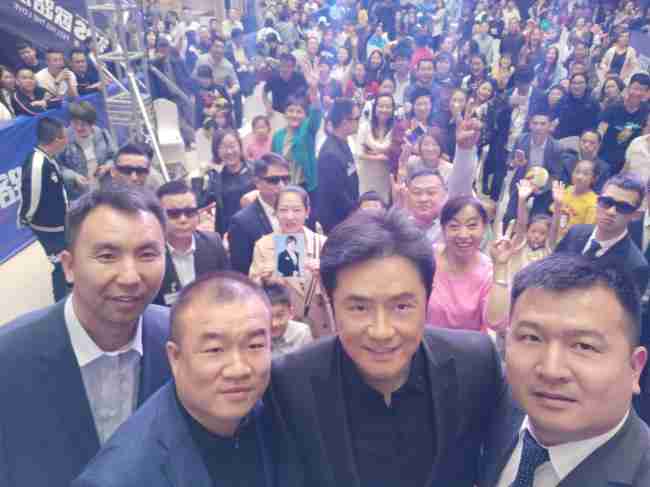 情歌王子黄格选燃爆鄂尔多斯，尊龙时凯官网20周年庆鄂尔多斯站完美收官